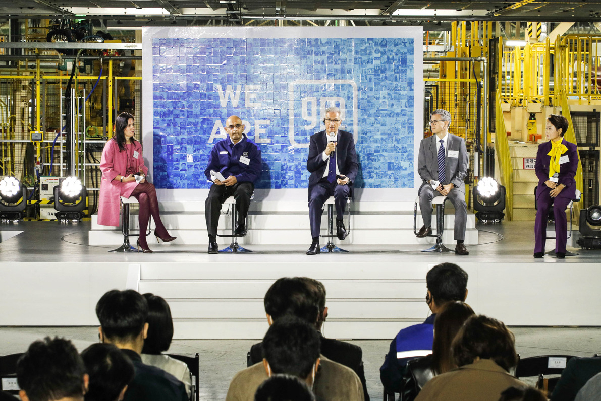 지난 19일 경남 한국지엠 창원공장에서 열린 ‘GM 한국 출범 20주년 기념식’에서 에이미 마틴(왼쪽부터) CFO, 아시프 카트리 GMI 생산부문 부사장, 로베르토 렘펠 한국지엠 사장, 카를로스 미네르트 영업 서비스 마케팅 부사장, 윤명옥 한국지엠 전무가 질의응답을 진행하고 있다. [한국지엠 제공]