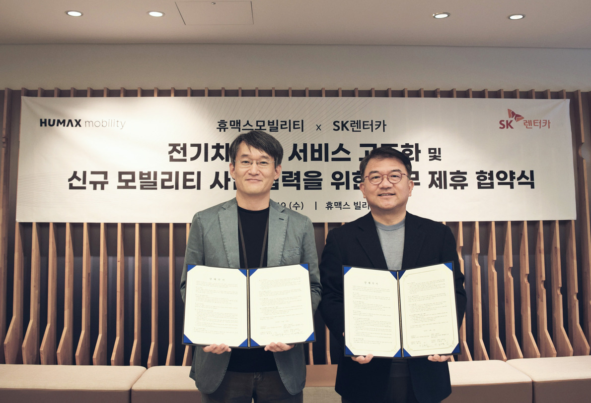 김현수(오른쪽) SK렌터카 모빌리티 BM개발 랩 본부장과 심재열(왼쪽) 휴맥스 모빌리티 제휴사업실장이 지난 19일 경기 성남 휴맥스 본사에서 ‘전기차 관련 서비스 고도화 및 신규 모빌리티 사업 협력을 위한 업무 제휴’ 협약을 체결한 뒤 기념 사진을 촬영하고 있다. [SK렌터카 제공]