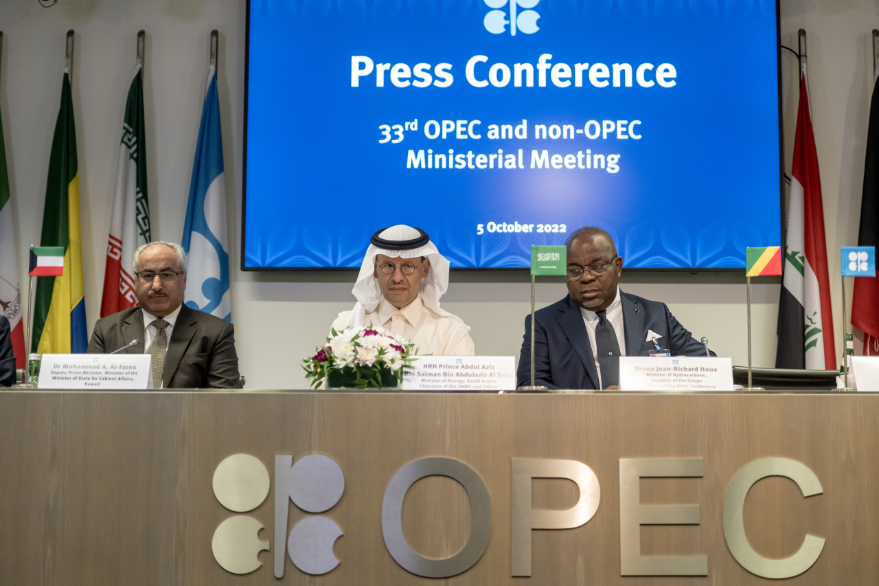 압둘아지즈 빈 살만(가운데) 사우디아라비아 석유장관이 지난 5일 석유수출국기구(OPEC)와 산유국의 협의체인 OPEC+(플러스)가 원유 감산을 결정한 뒤 기자회견을 하고 있다. [EPA]