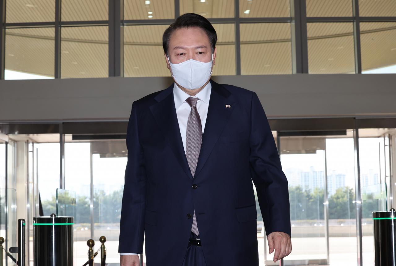 윤석열 대통령이 20일 오전 서울 용산 대통령실 청사로 출근하고 있다. [연합]