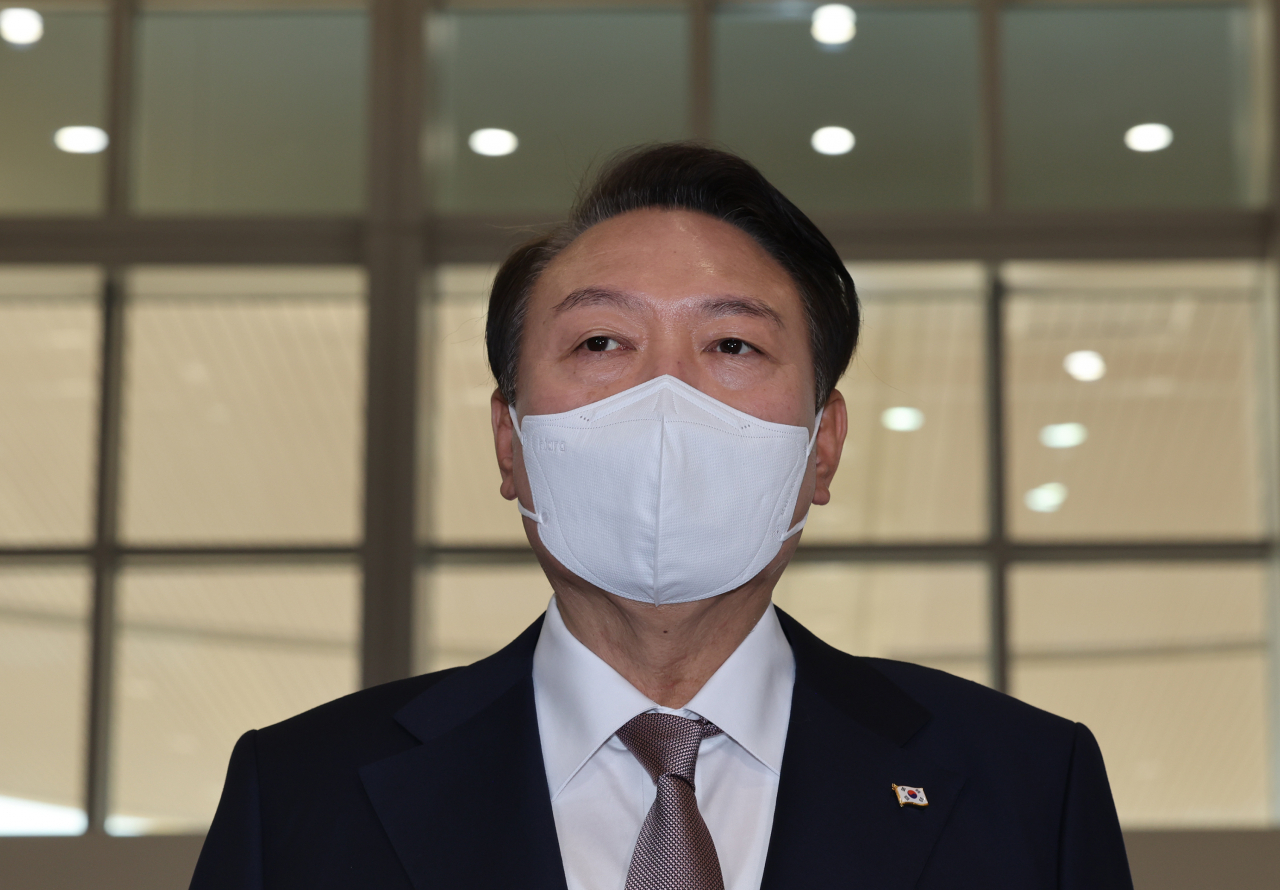 윤석열 대통령이 20일 오전 서울 용산 대통령실 청사로 출근, 취재진의 질문에 답하고 있다. [연합]