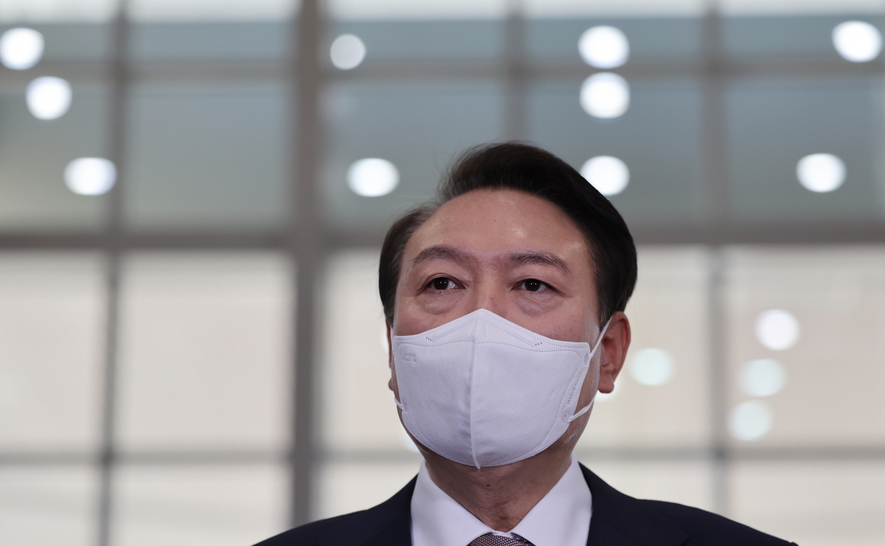 윤석열 대통령이 20일 오전 서울 용산 대통령실 청사로 출근, 취재진의 질문에 답하고 있다. [연합]