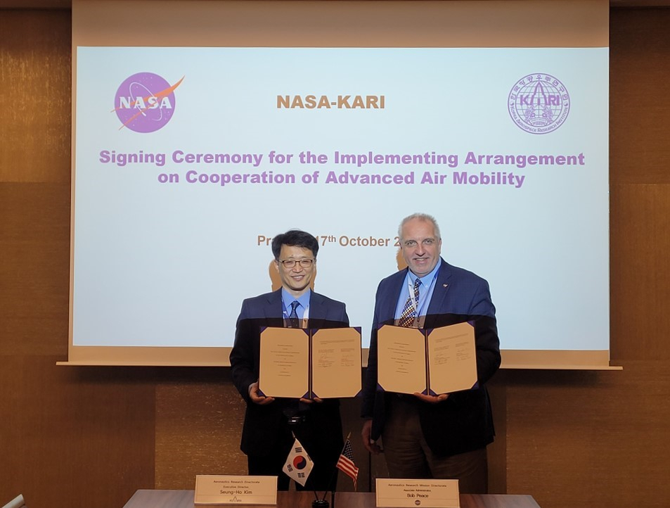 김승호(왼쪽) 한국항공우주연구원 항공연구소장과 밥 퍼스 NASA 항공임무연구국 총괄이 이행협약서를 들어보이고 있다.[한국항공우주연구원 제공]