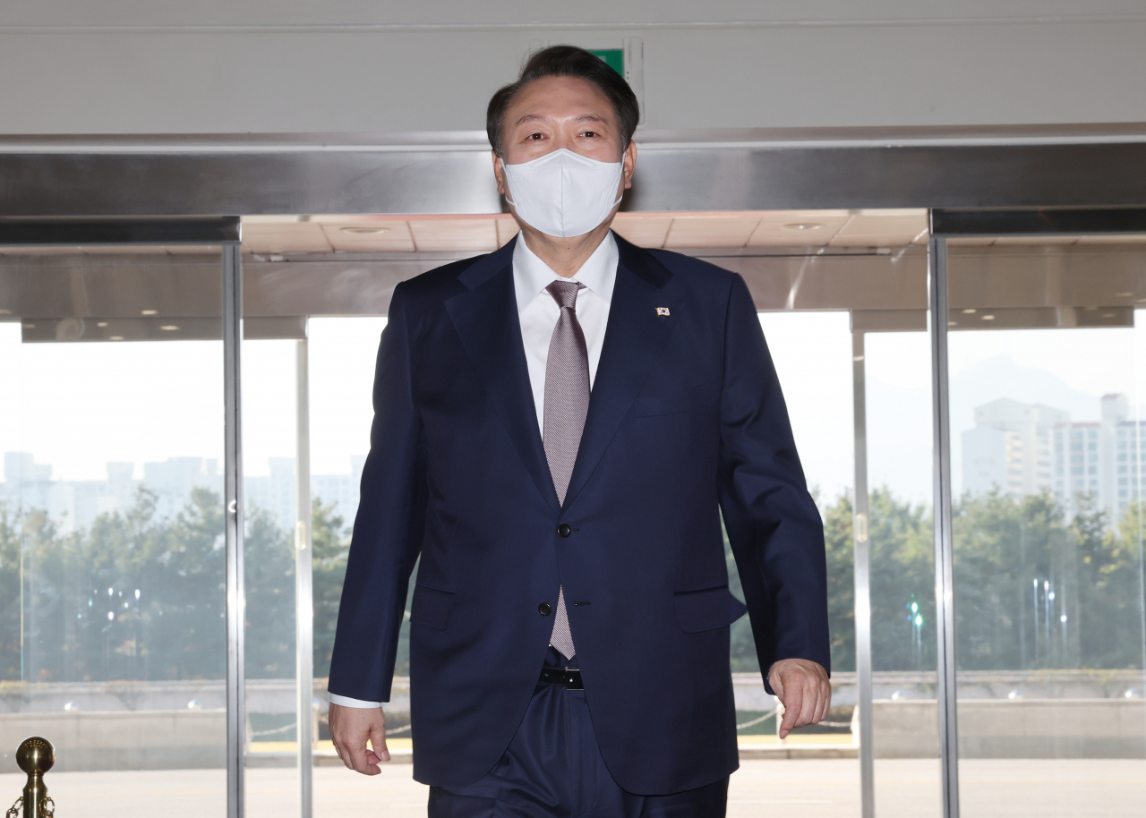 윤석열 대통령이 20일 오전 서울 용산 대통령실 청사로 출근하고 있다. [연합]