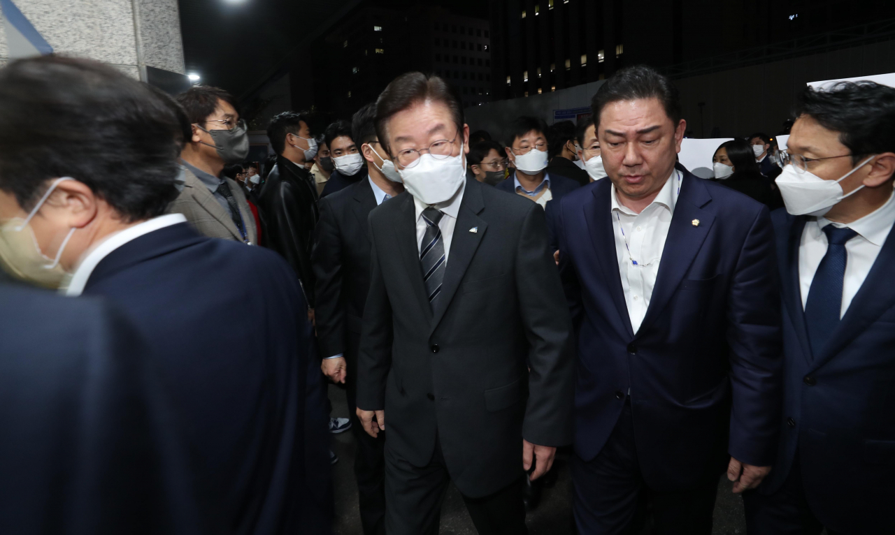 이재명 더불어민주당 대표가 19일 저녁 민주연구원 압수수색을 놓고 검찰과 민주당의 대치가 계속 중인 서울 여의도 더불어민주당 중앙당사로 들어서고 있다. 이상섭 기자