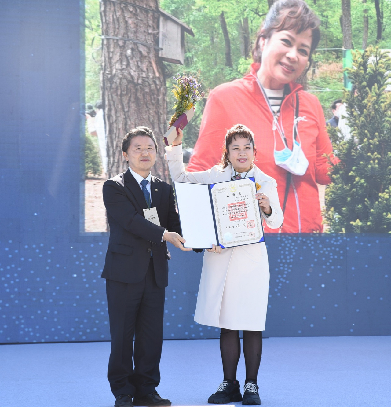 남성현 산림청장과 이자연 회장.