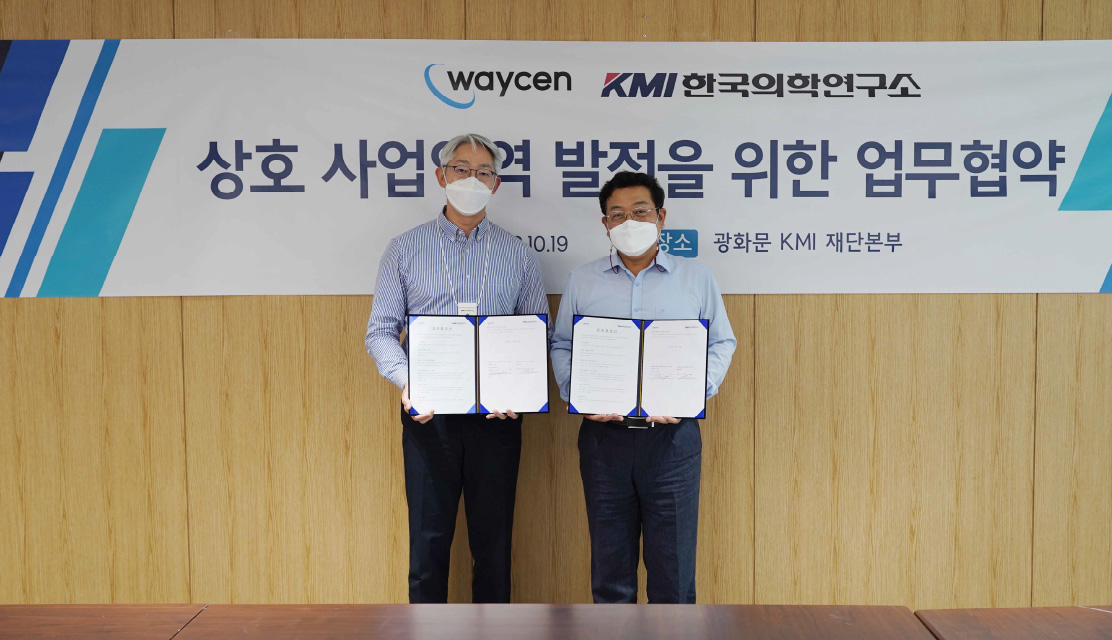 〈사진설명 : KMI한국의학연구소 이상호 이사장(왼쪽)과 웨이센 김경남 대표이사가 지난 19일 진행된 협약식서 기념촬영을 하고 있다〉