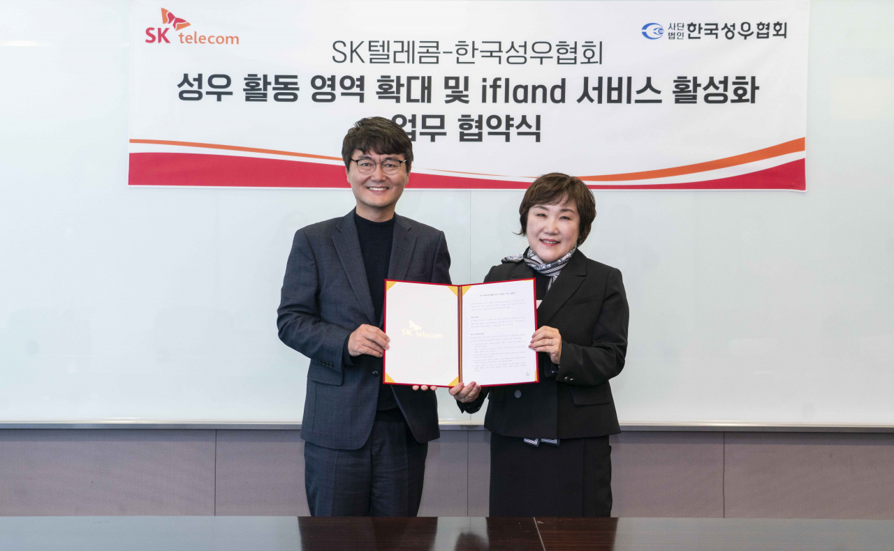 양맹석(왼쪽) SKT 메타버스CO장과 이연희 한국성우협회 이사장이 업무협약을 맺은 뒤 기념촬영을 하고 있다.[SK텔레콤 제공]