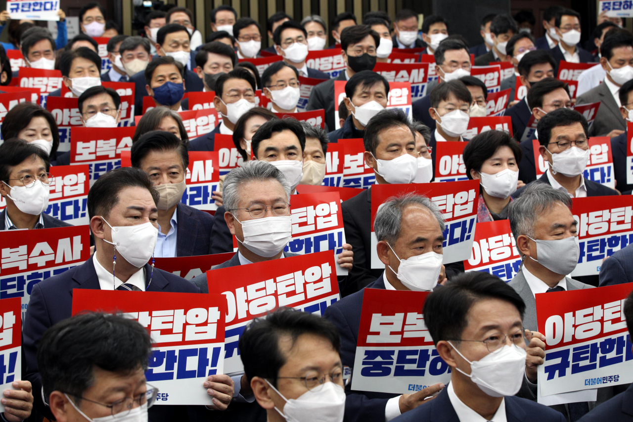 더불어민주당 의원들이 20일 오전 국회에서 열린 긴급 의원총회에 앞서 전날 검찰의 여의도 중앙당사 민주연구원 압수수색 시도를 규탄하고 있다. 이상섭 기자