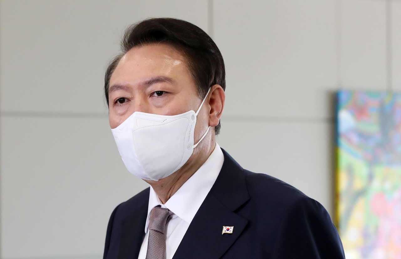 윤석열 대통령이 20일 오전 서울 용산 대통령실 청사로 출근, 현안과 관련해 발언하고 있다. [연합]