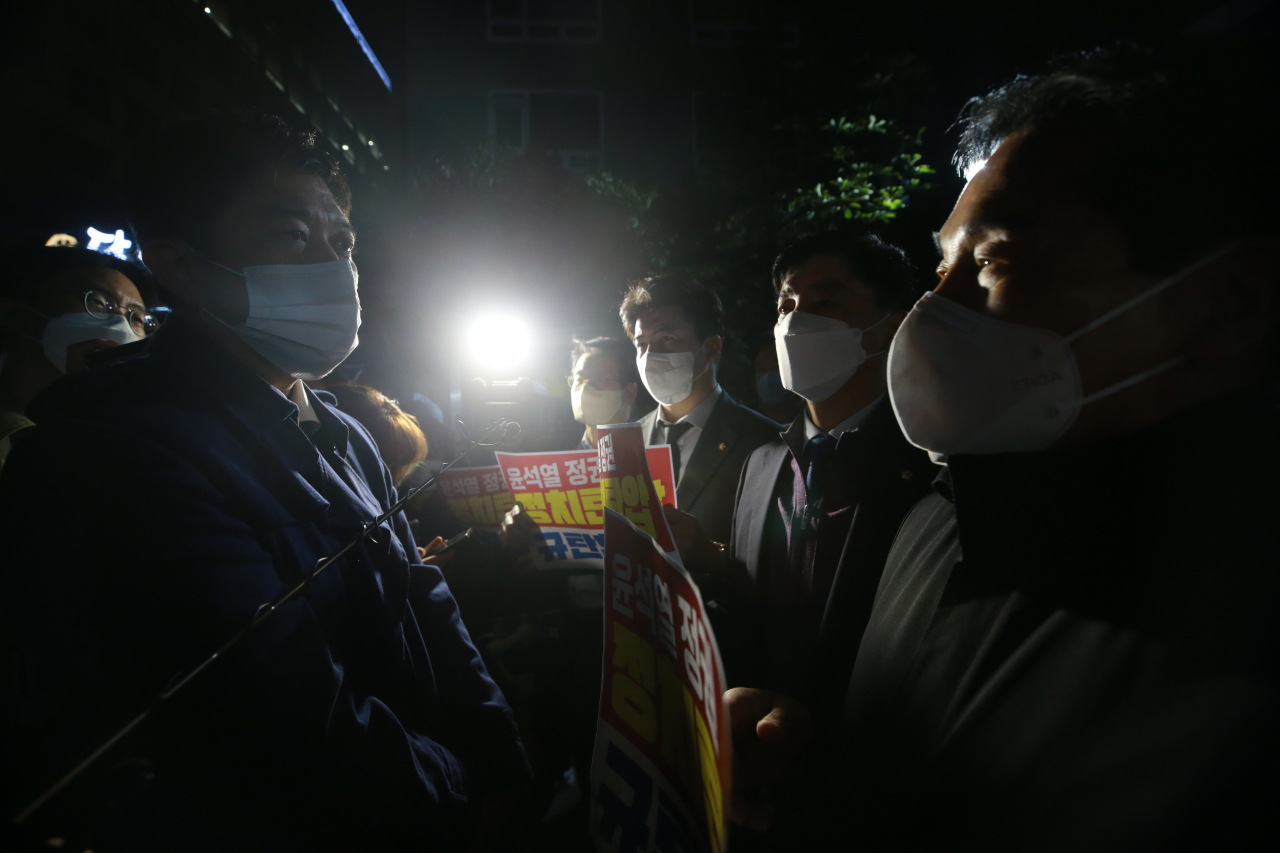 더불어민주당 의원들이 19일 서울 여의도 중앙당사 앞에서 민주연구원 압수수색에 나선 검찰 관계자들과 대치하고 있다. [연합]