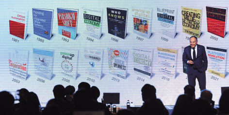 돈 탭스콧 블록체인연구소 대표회장이 19일 서울 종로구 포시즌스호텔에서 열린 2022 코리아헤럴드 비즈포럼에서 기조연설을 통해 “블록체인 등 미래 기술이 경제의 새로운 뼈대는 물론 한국에도 큰 기회가 될 것”이라고 말했다. 박해묵 기자
