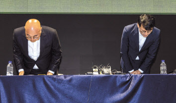 카카오의 남궁훈·홍은택 각자대표가 19일 오전 경기도 성남시 판교 카카오 아지트에서 열린 ‘데이터센터 화재로 인한 장애’관련 대국민 기자회견을 마친 뒤 고개 숙여 인사하고 있다. [연합]
