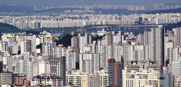 서울 남산타워에서 바라본 서울도심의 아파트 단지들의 모습. 박해묵 기자