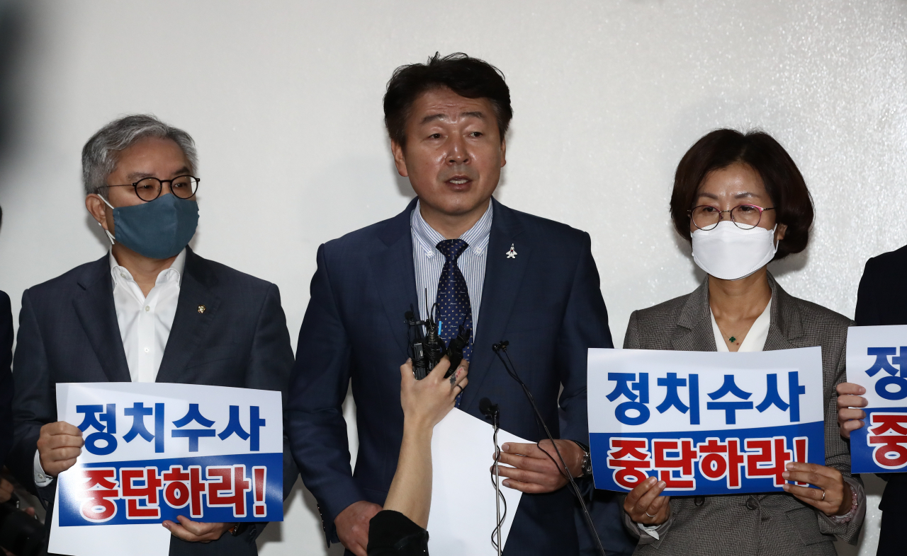 국회 법제사법위원회 더불어민주당 기동민 간사와 위원들이 20일 국회 법제사법위원회 전체회의실 앞에서 민주당 중앙당사 압수수색 시도 관련 규탄 기자회견을 하고 있다. 이상섭 기자