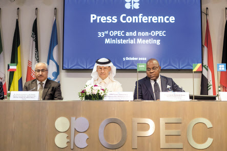 압둘아지즈 빈 살만(가운데) 사우디아라비아 석유장관이 지난 5일 석유수출국기구(OPEC)와 산유국의 협의체인 OPEC+ 가 원유 감산을 결정한 뒤 기자회견을 하고 있다. [EPA]