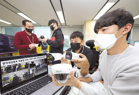 LG유플러스 직원들이 지능형CCTV 카메라를 연결해 안전하게 영상이 전송되는지 테스트하는 모습. [LG유플러스 제공]