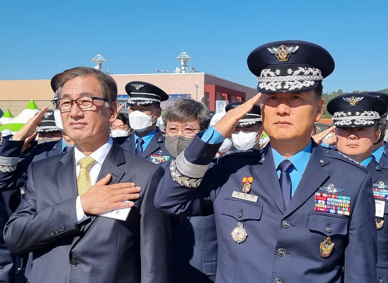 정상화(오른쪽) 공군참모총장과 강구영 KAI 사장이 개막식 현장에서 국민의례를 하고 있다. 이건욱 PD