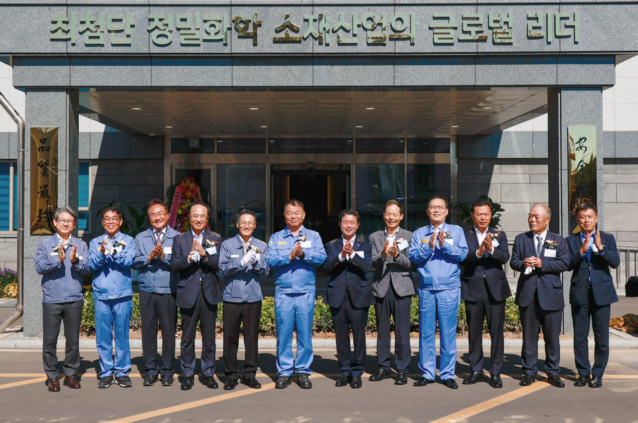 김종국(왼쪽 두번째부터) 피앤오케미칼 사장, 석태경 동우화인켐 부사장, 유병옥 포스코홀딩스 친환경미래소재팀장, 김택중 OCI 사장, 민경준 포스코케미칼 사장, 정인화 광양시장. [포스코케미칼 제공]