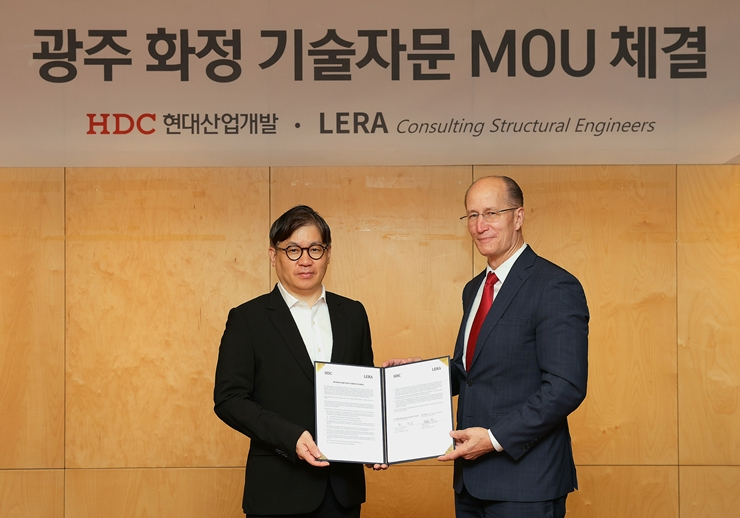 HDC현대산업개발 최익훈 대표이사(왼쪽)와 LERA의 파트너인 윌리엄 파스찬이 지난 14일 서울 용산구 HDC현대산업개발 사옥에서 광주 화정 아이파크 리빌딩 기술 자문을 위한 양해각서를 체결하고 기념촬영을 하고 있다. [HDC현대산업개발 제공]