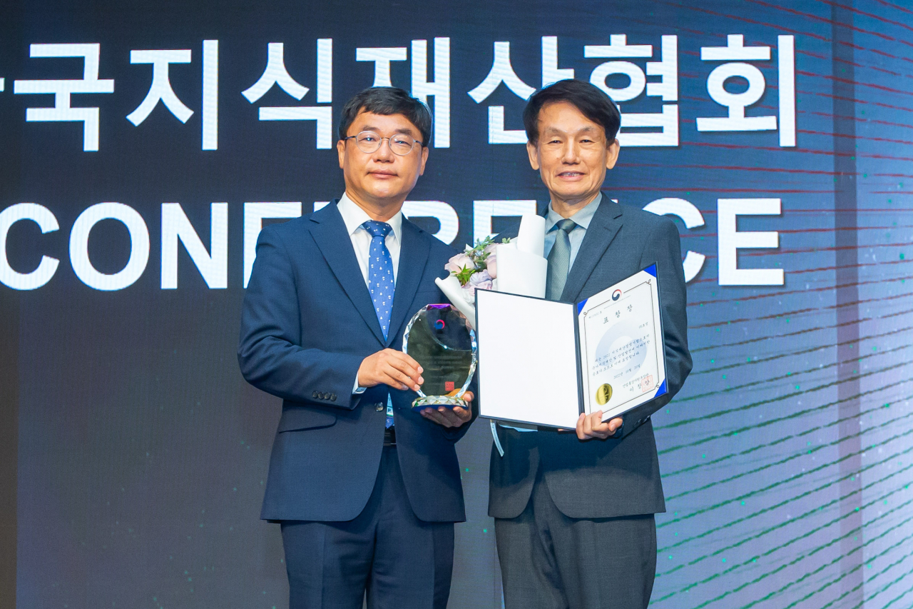류동현(왼쪽) 특허청 차장과 최원호 ㈜효성 중공업연구소장(우)이 ‘2022 지식재산경영기업상 시상식’에서 기념촬영을 하고 있다. [효성 제공]