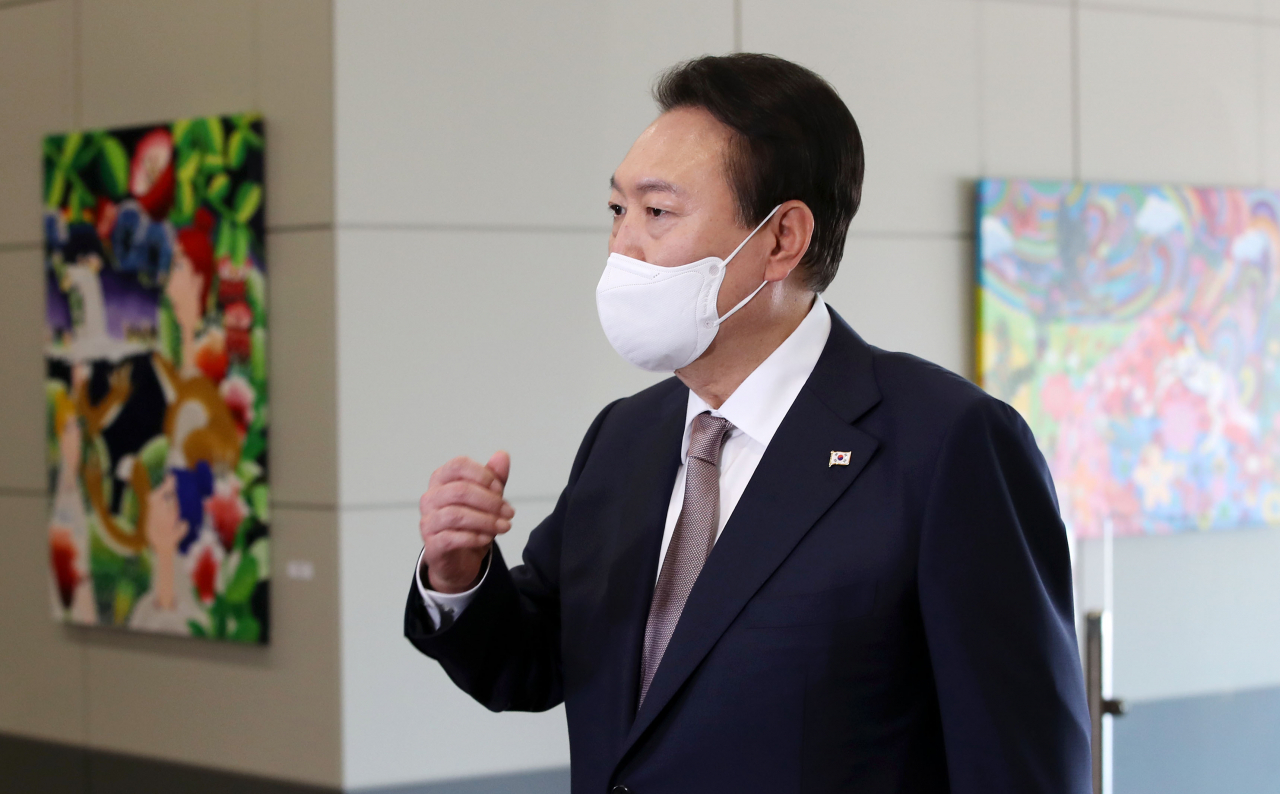 윤석열 대통령이 20일 오전 서울 용산 대통령실 청사로 출근, 현안과 관련해 발언하고 있다. [연합]