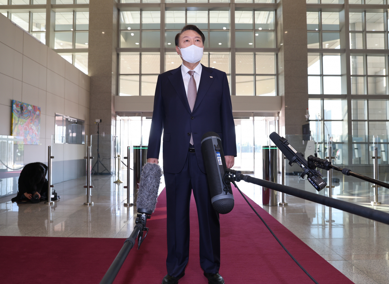 윤석열 대통령이 20일 오전 서울 용산 대통령실 청사로 출근, 취재진의 질문에 답하고 있다. [연합]