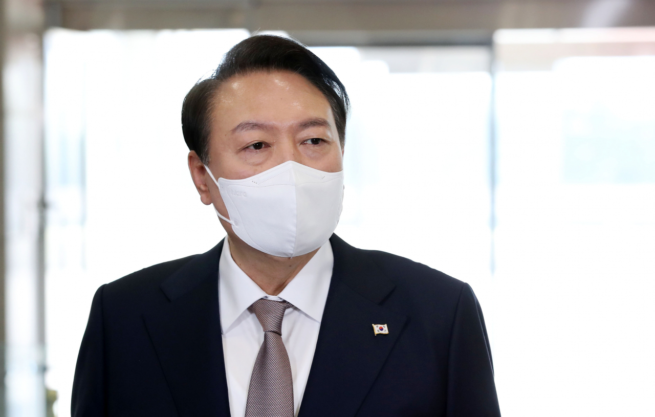 윤석열 대통령이 20일 오전 서울 용산 대통령실 청사로 출근, 현안과 관련해 발언하고 있다. [연합]