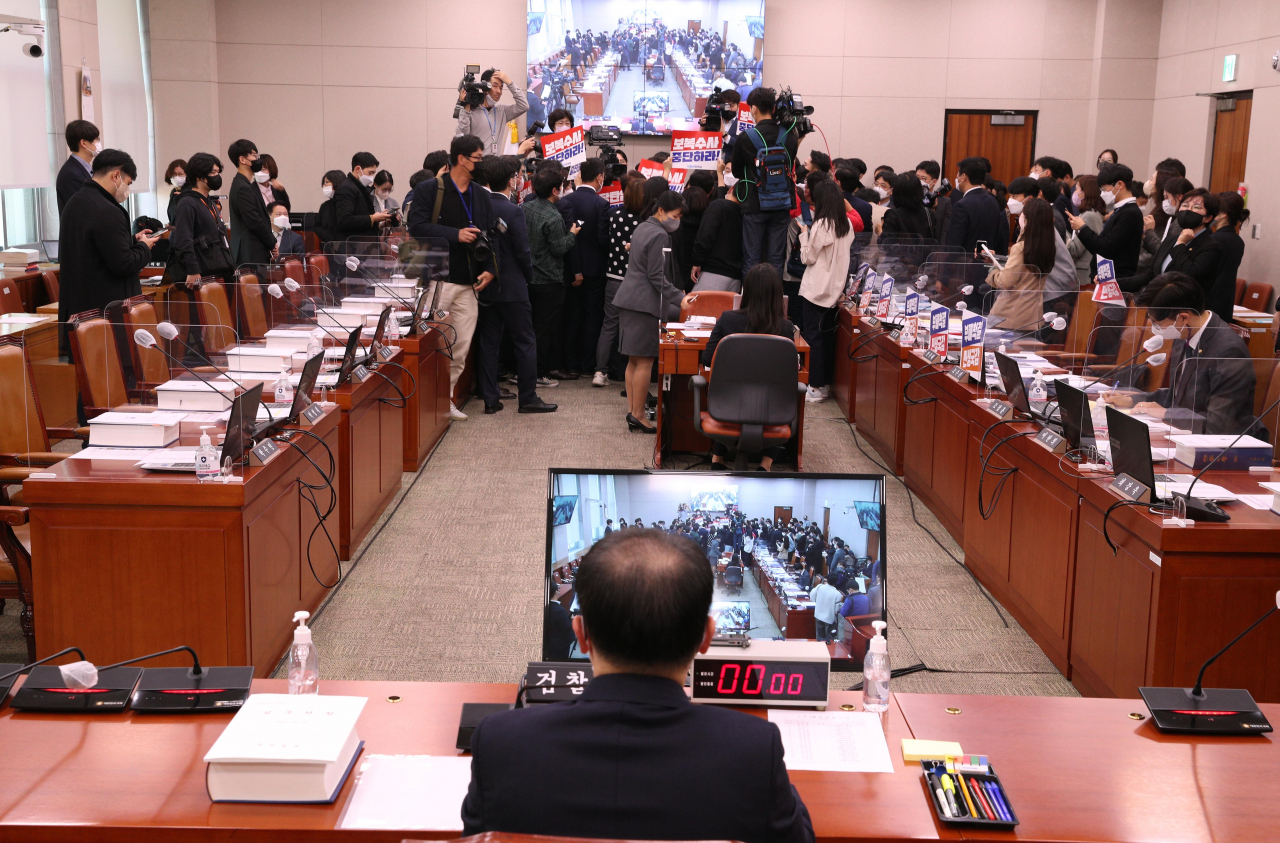 20일 오후 국회 법제사법위원회에서 김도읍 법사위원장이 대검찰청에 대한 국정감사를 강행하려 하자 더불어민주당 의원들이 위원장석을 둘러싸고 거세게 항의하는 모습을 이원석 검찰총장이 바라보고 있다. 이상섭 기자