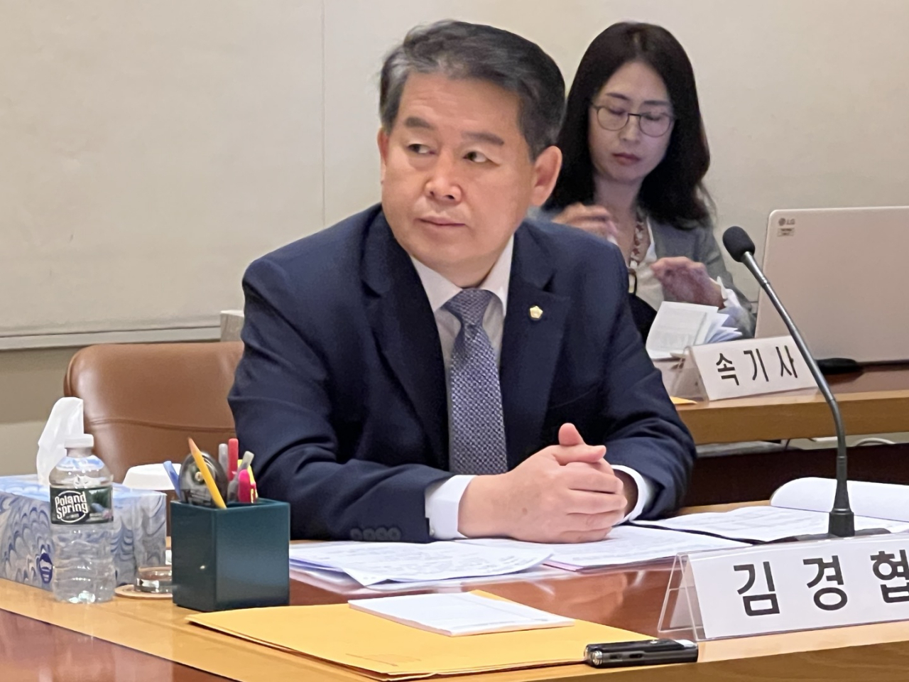 김경협 더불어민주당 의원이 지난 13일(현지시각) 미국 뉴욕에서 열린 주유엔 한국대표부 국정감사에 참석하고 있다. [연합]