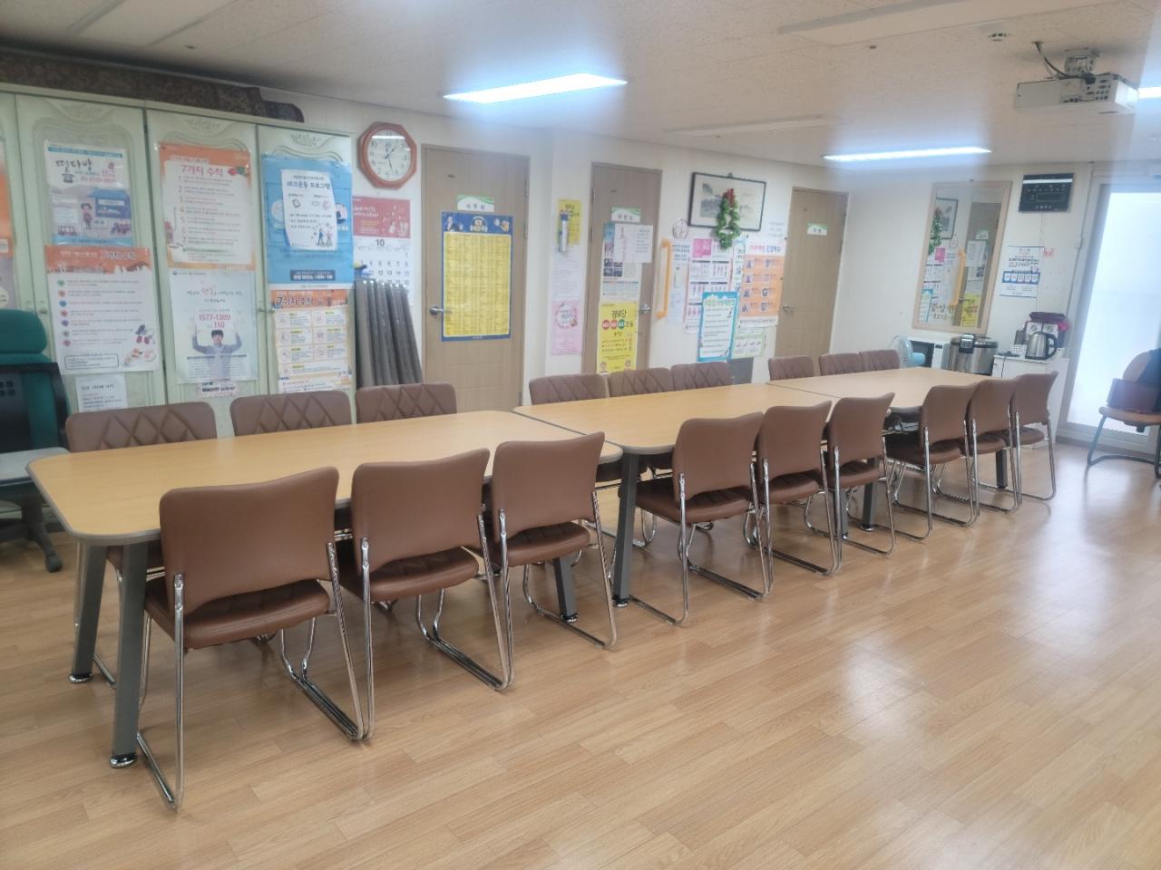 동대문구 답십리3동에 입식 경로당 사업을 통해 설치된 테이블과 의자. [동대문구 제공]
