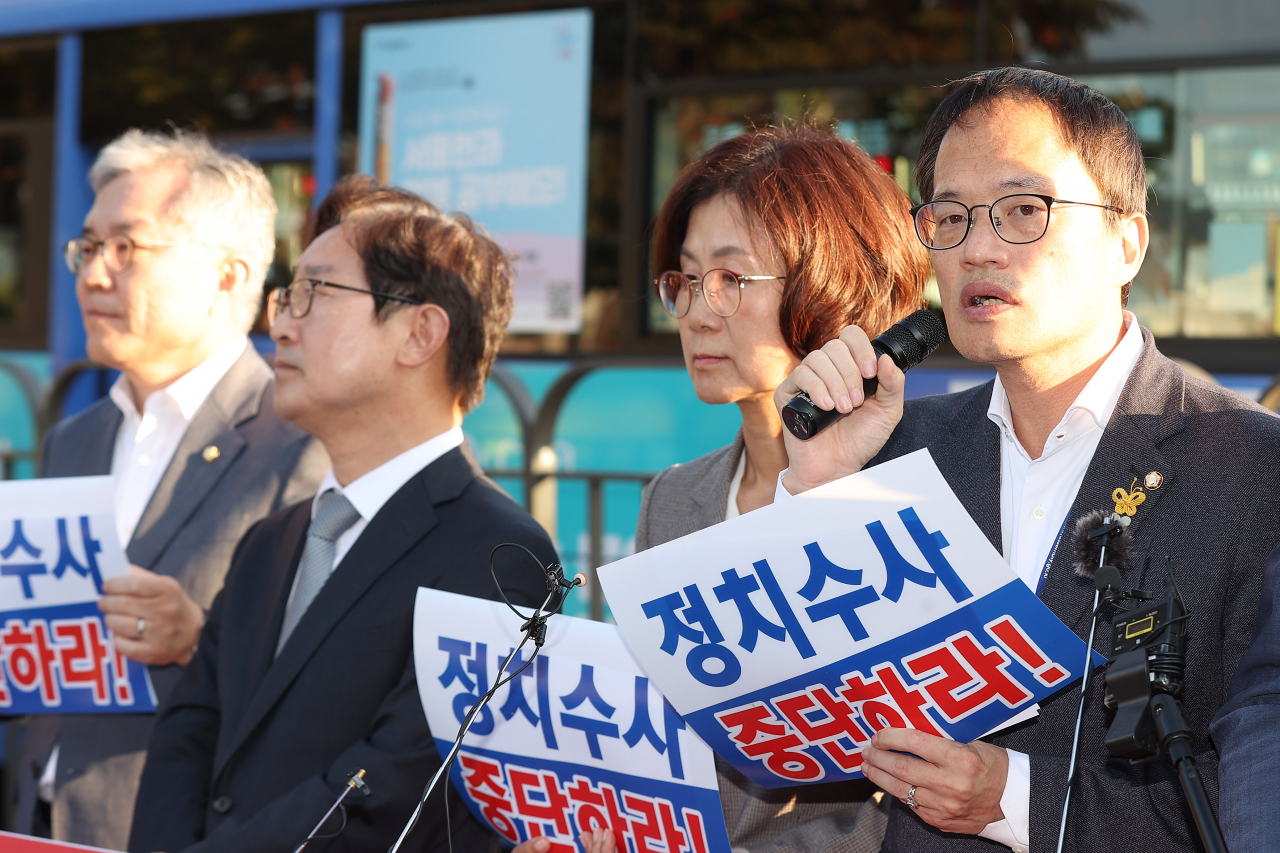 국회 법제사법위원인 더불어민주당 박주민 의원(오른쪽)이 20일 오후 서울 용산구 대통령실 앞에서 열린 민주당 중앙당사 압수수색 관련 대통령실 항의방문 기자회견에서 발언하고 있다. [연합]
