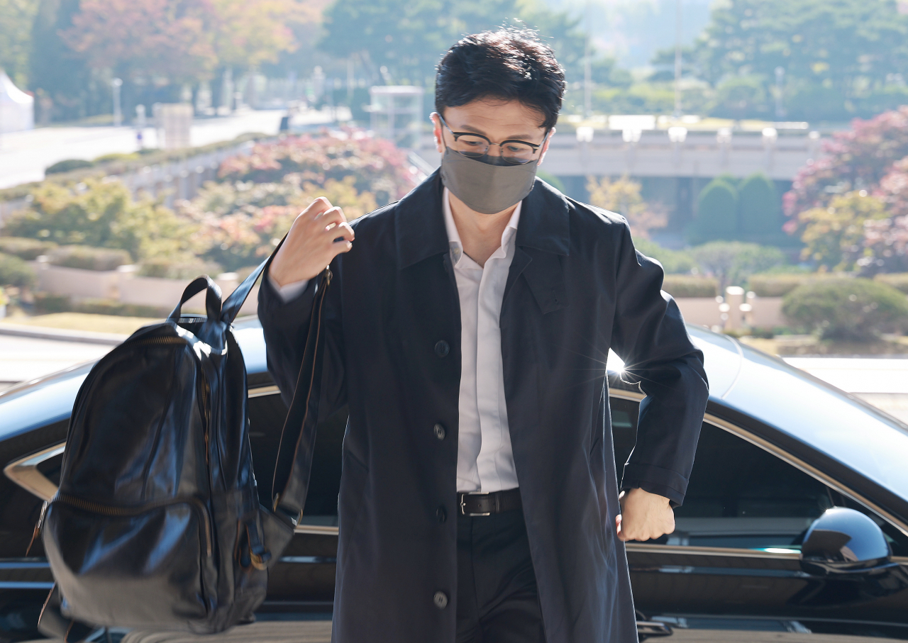 한동훈 법무부 장관이 20일 오전 정부과천청사 법무부로 출근하고 있다. [연합]
