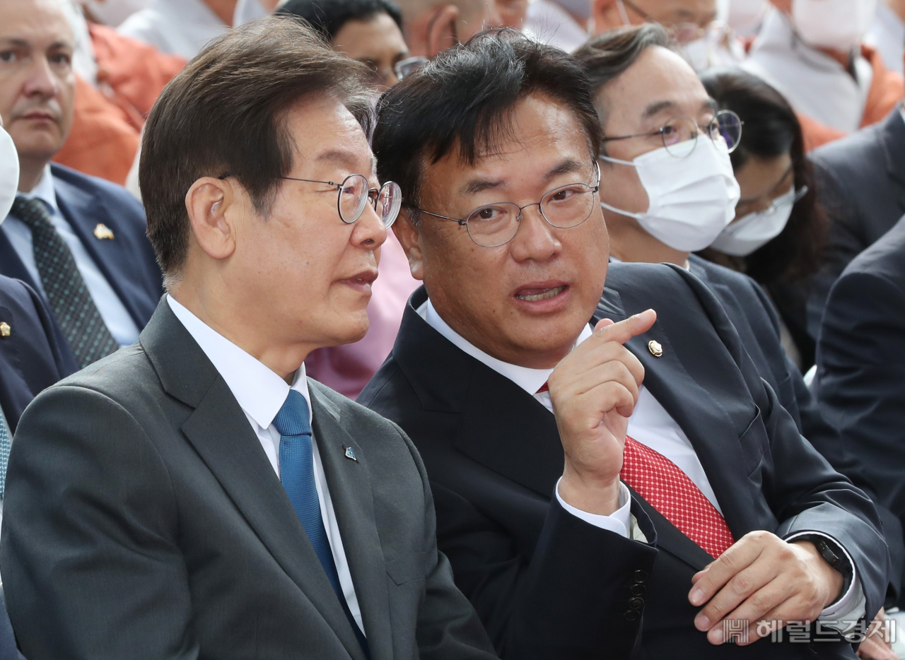 정진석 국민의힘 비상대책위원장(오른쪽)과 더불어민주당 이재명 대표가 5일 오후 서울 종로구 조계사 대웅전 앞에서 열린 대한불교조계종 제37대 총무원장 진우스님 취임법회에서 대화하고 있다. [이상섭 기자]