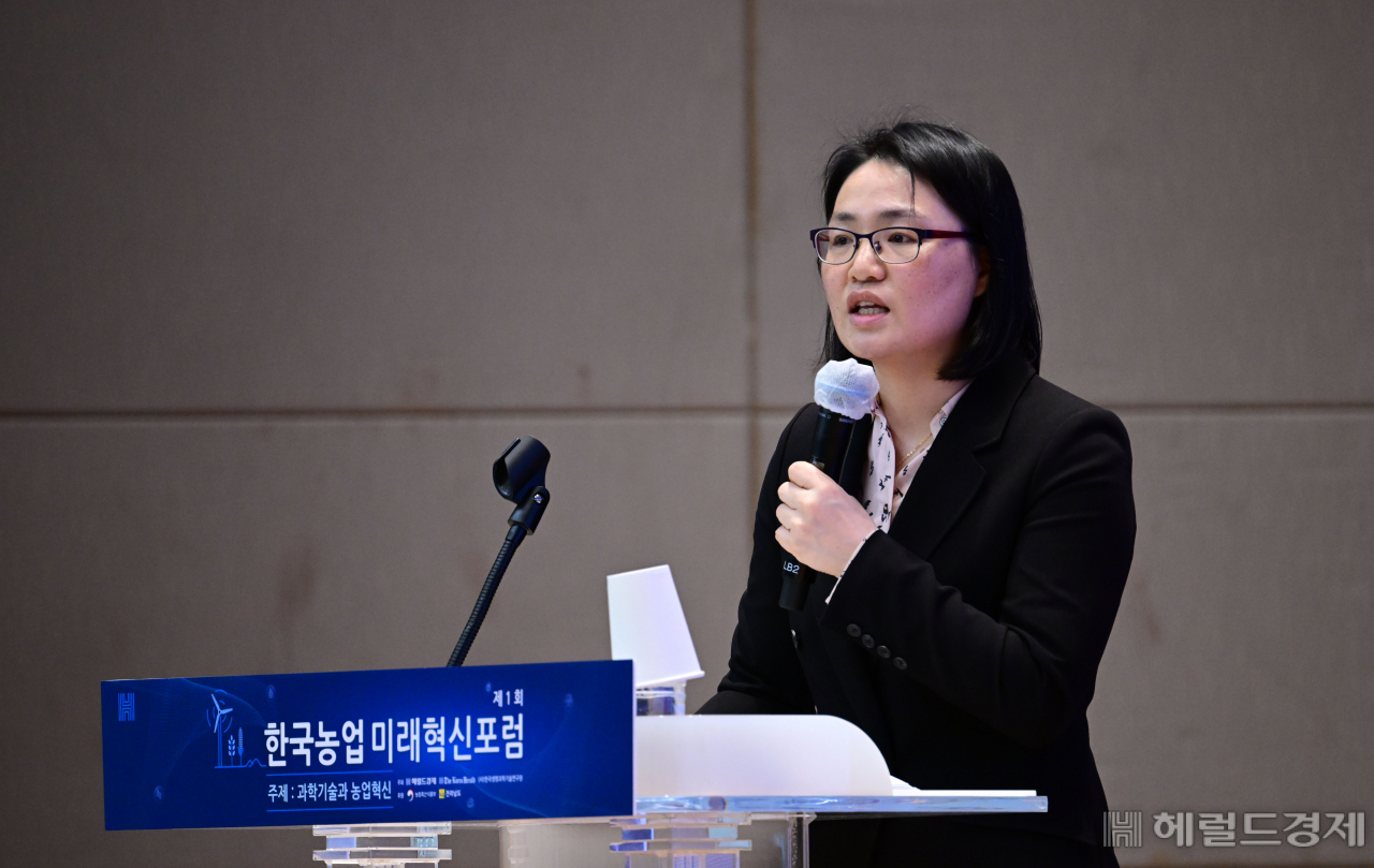 박미성 한국농촌경제연구원 연구위원이 20일 광주 김대중컨벤션센터 열린 제1회 한국농업미래혁신포럼에서 ‘식품산업 정책 방향과 미래 이슈’에 대해 주제 발표하고 있다. 광주=박해묵 기자