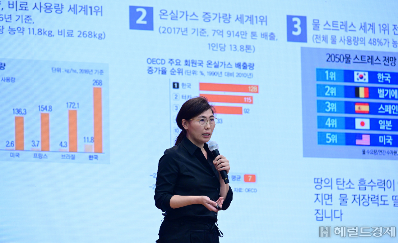 김해원 땡스카본 대표가 20일 광주 김대중컨벤션센터 열린 제1회 한국농업미래혁신포럼에서 ‘해남 사례로 본 지속 가능한 농업’에 대해 주제 발표하고 있다. 광주=박해묵 기자