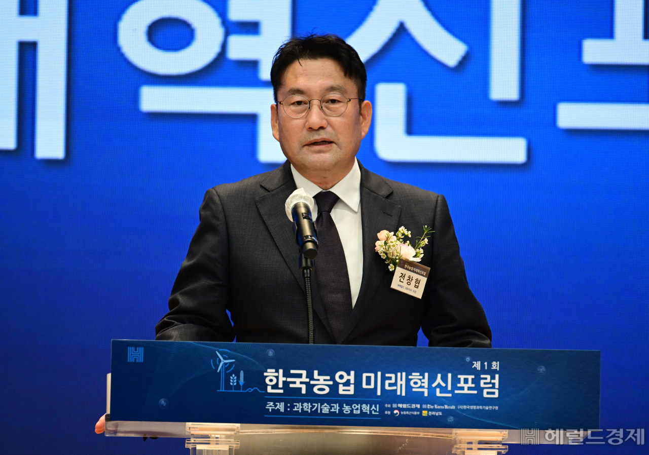 제1회 한국농업 미래혁신포럼이 20일 오후 광주 김대중컨벤션센터에서 '과학기술과 농업혁신'을 주제로 열린 가운데 전창협 (주)헤럴드 대표이사 사장이 축사를 하고 있다. 광주=박해묵 기자
