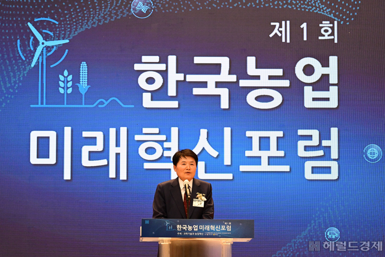 제1회 한국농업 미래혁신포럼이 20일 오후 광주 김대중컨벤션센터에서 '과학기술과 농업혁신'을 주제로 열린 가운데 김병원 한국생명과학기술연구원 회장이 환영사를 하고 있다. 광주=박해묵 기자