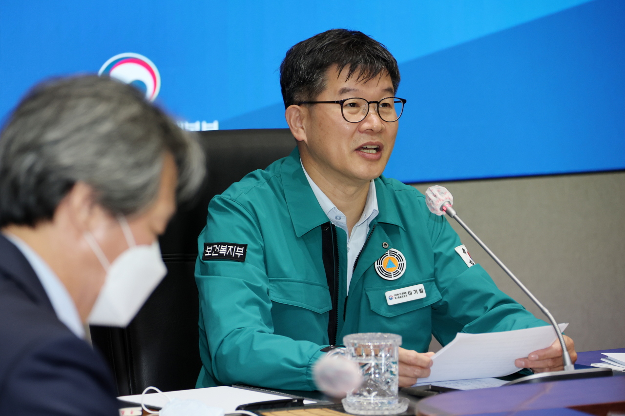 이기일 보건복지부 제2차관이 21일 정부서울청사에서 열린 코로나19 대응 중앙재난안전대책본부 회의를 주재하고 있다. [연합]