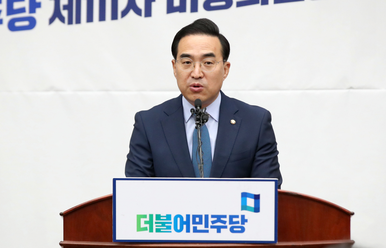 박홍근 더불어민주당 원내대표가 20일 서울 여의도 국회에서 열린 더불어민주당 긴급 의원총회에서 발언하고 있다. 이상섭 기자