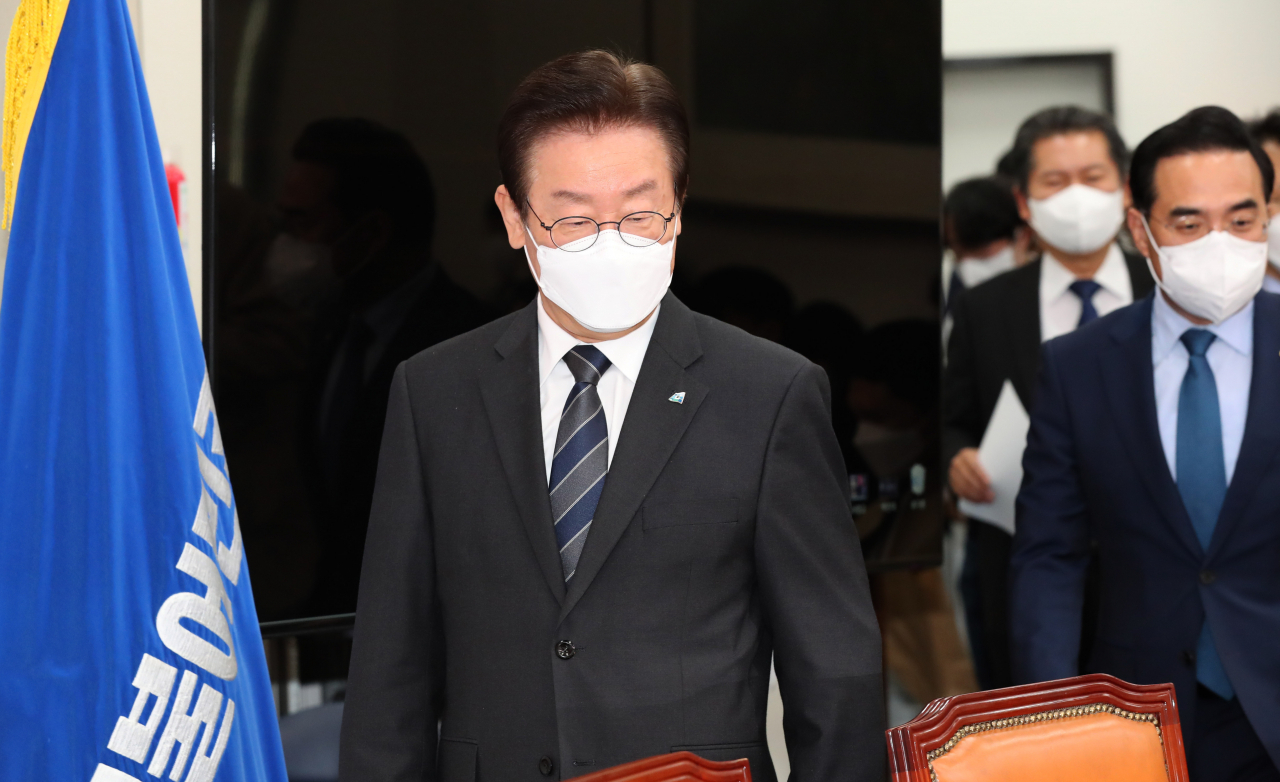 더불어민주당 이재명 대표가 20일 오후 서울 여의도 국회 대표실에서 열린 긴급 최고위원회의에 참석하고 있다. 이상섭 기자