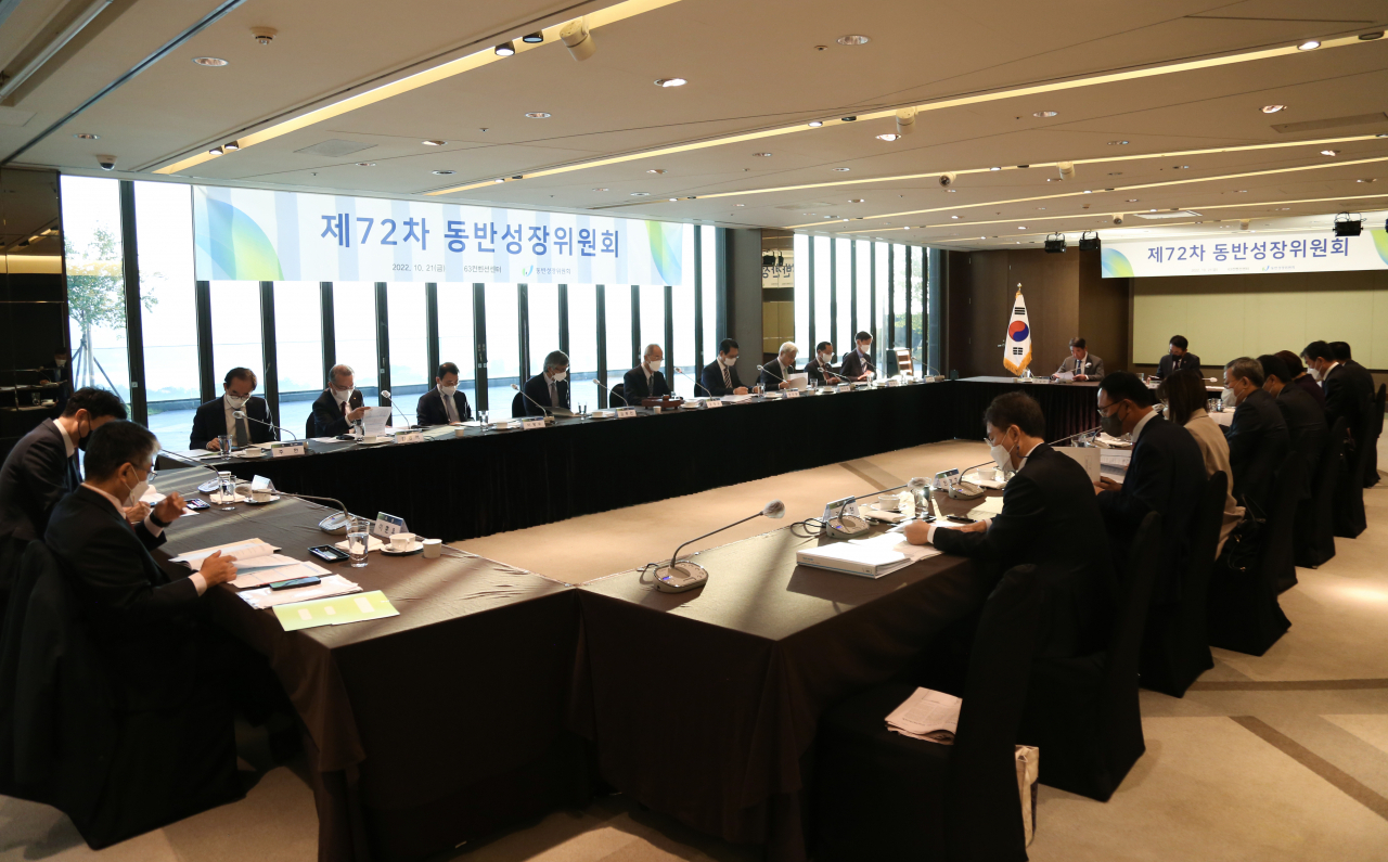 동반성장위원회(위원장 오영교)가 21일 제72차 회의를 열고 플라스틱 재활용업의 중소기업 적합 지정을 하지 않기로 결론 지었다. [동반위 제공]