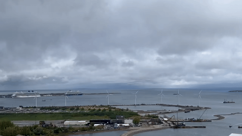 덴마크 코펜하겐 시내에서 가장 높은 열병합발전소 아마게르 바케(Amager Bakke)에서 내려다 본 미들그룬덴(Middelgrunden) 해상풍력 발전단지. 주소현 기자