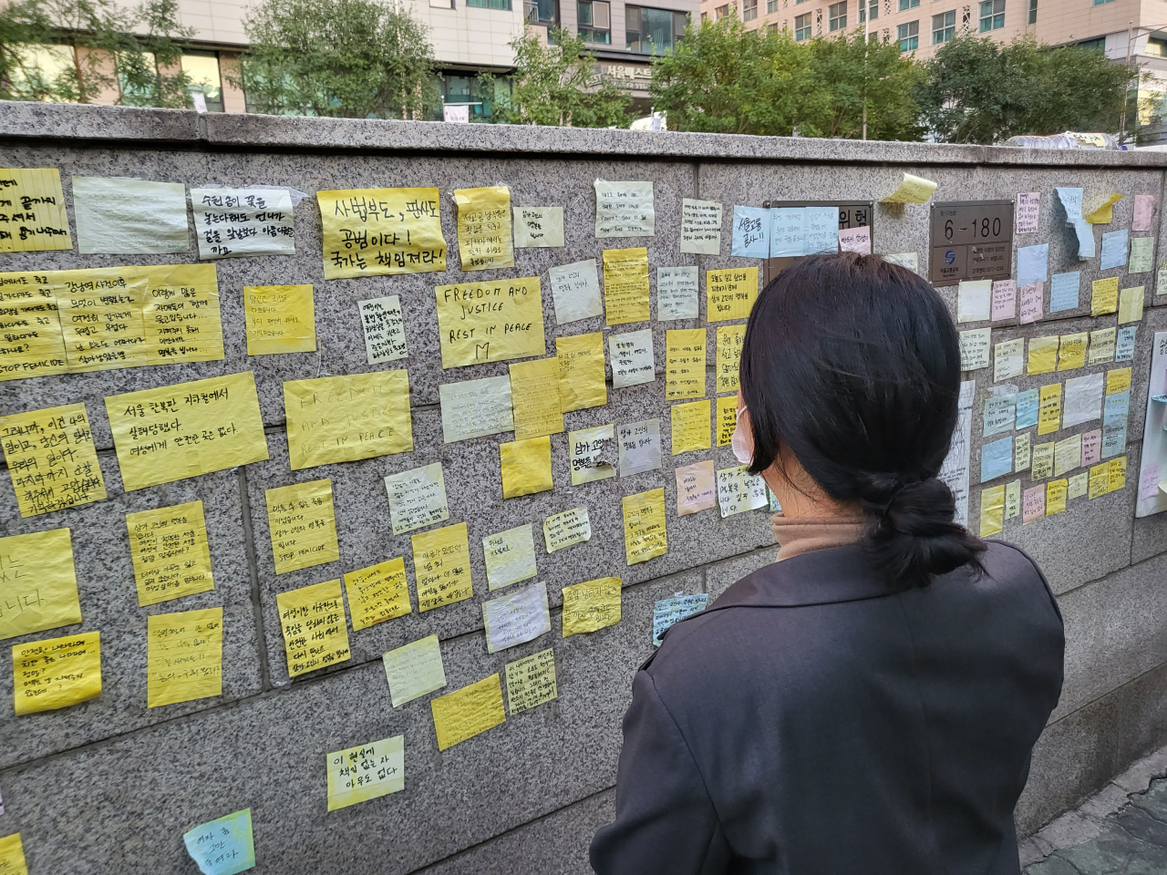 이달 20일 서울 중구 신당역 앞. ‘신당역 사건’이 사전이 일어난 지 한 달 남짓 지났지만, 여전히 피해자를 추모하는 글귀가 적힌 포스트잇이 붙어 있다. 박혜원 기자