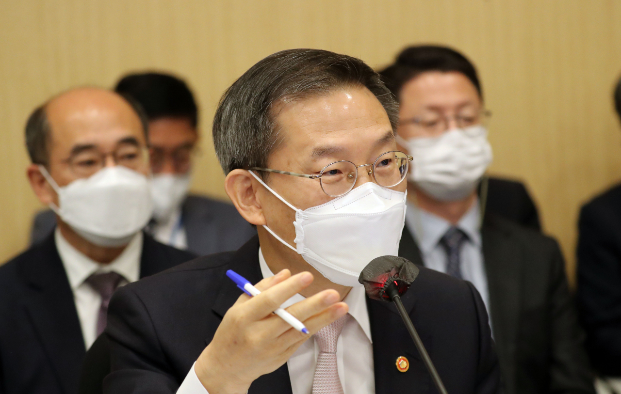 이종호 과학기술정보통신부 장관이 18일 대전 기초과학연구원에서 열린 국회 과학기술정보방송통신위원회 국정감사에서 카카오 서비스 장애와 관련한 정부 대책을 설명하고 있다. [연합]