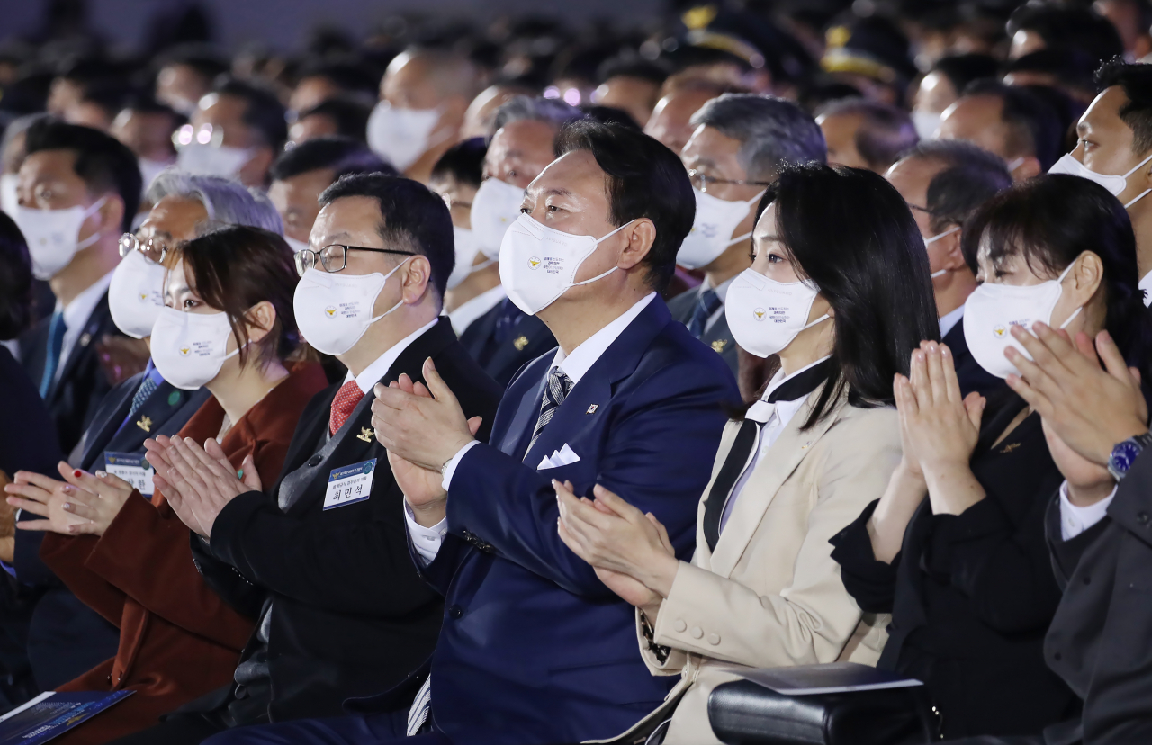 윤석열 대통령과 김건희 여사가 21일 인천시 연수구 송도컨벤시아에서 열린 제77주년 경찰의날 기념식에서 박수를 치고 있다. [연합]