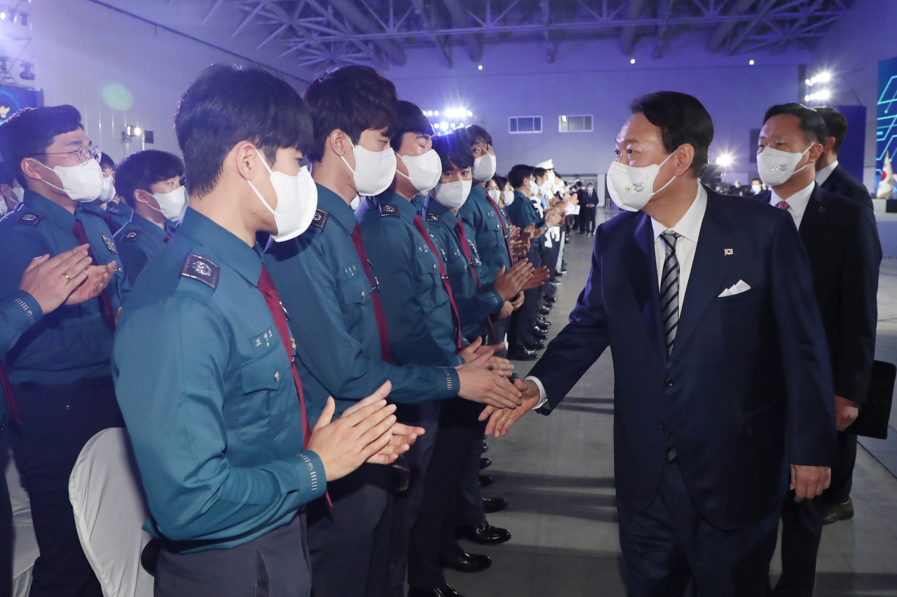 윤석열 대통령이 21일 인천시 연수구 송도컨벤시아에서 열린 제77주년 경찰의날 기념식에 입장하고 있다. [연합]