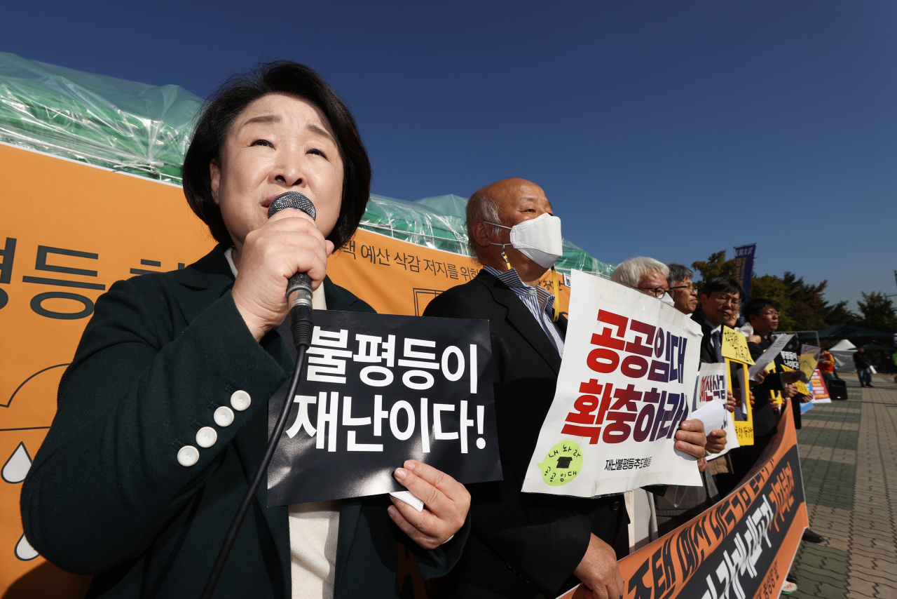 심상정 정의당 국회의원이 20일 서울 영등포구 국회앞에서 열린 공공임대주택 예산 삭감 규탄 기자회견에서 발언하고 있다. 연합뉴스
