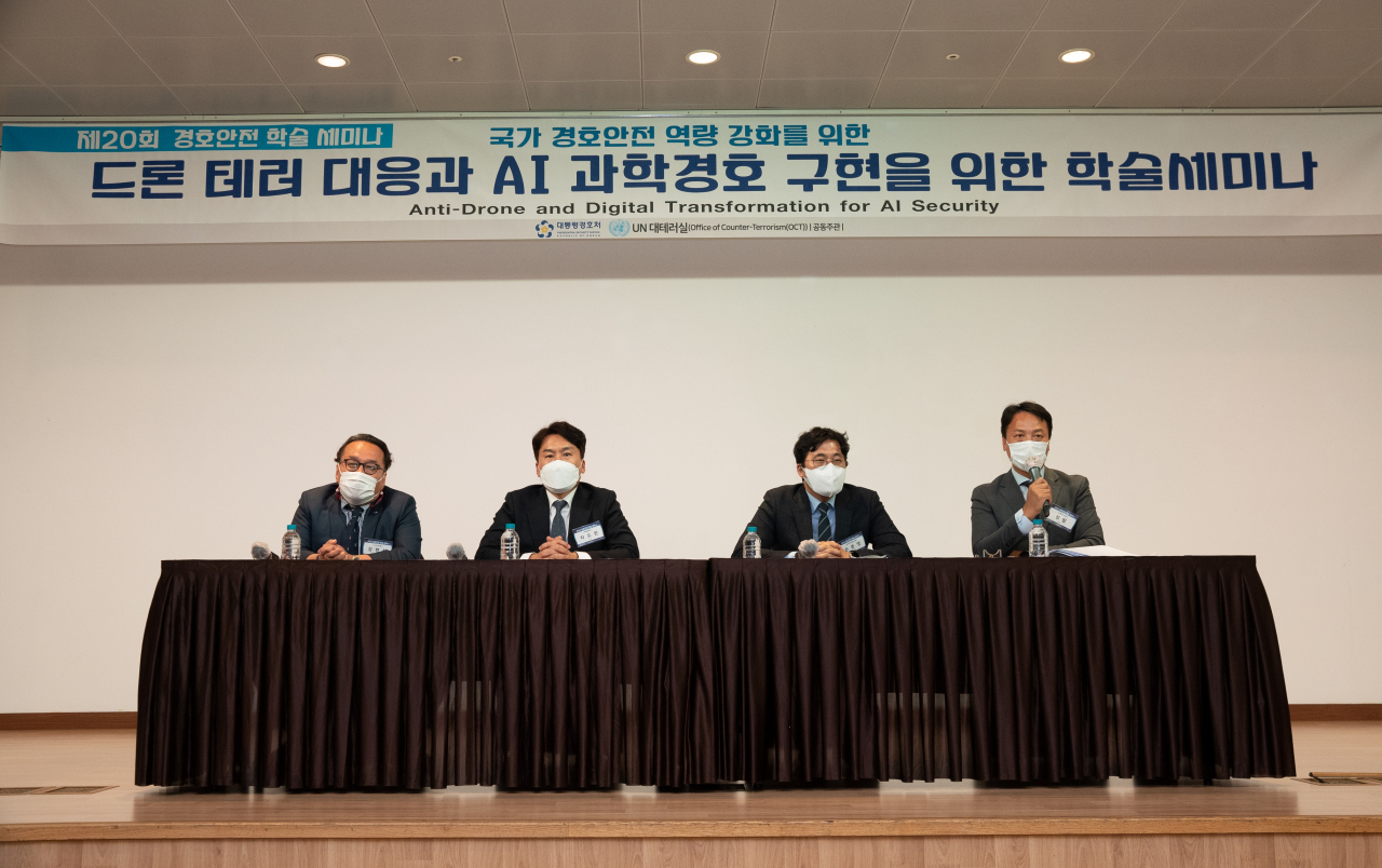 대통령경호처는 20일 용산 국방컨벤션센터에서 유엔 대테러실(OCT)과 공동으로‘드론테러 위협에 대비한 안티드론과 AI 과학경호·경비 플랫폼 발전 방향’이라는 주제로 ‘2022 경호안전 국제 학술세미나’를 개최했다. 주제 발표자들과 패널들이 토론을 진행하고 있다. [사진제공=대통령경호처]