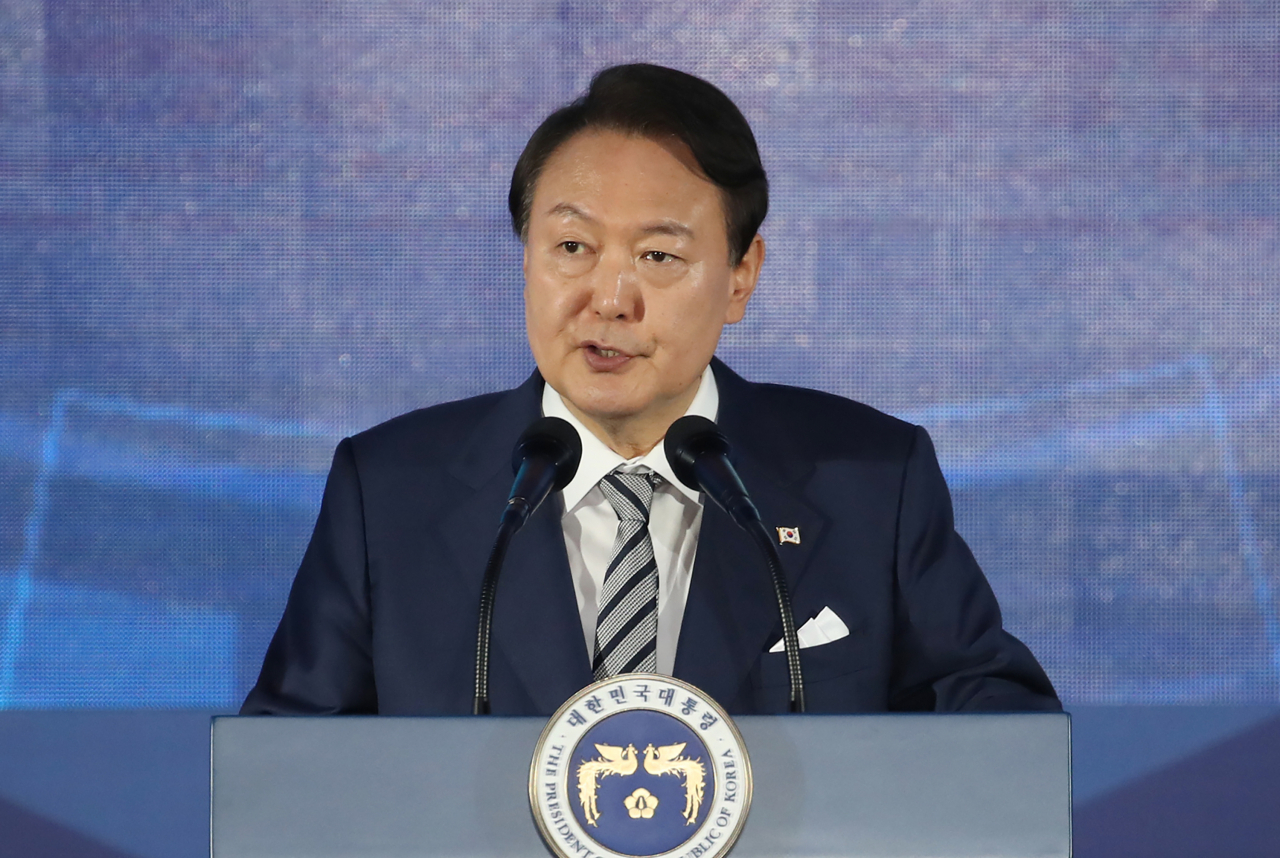 윤석열 대통령이 21일 인천시 연수구 송도컨벤시아에서 열린 제77주년 경찰의날 기념식에서 축사를 하고 있다. [연합]